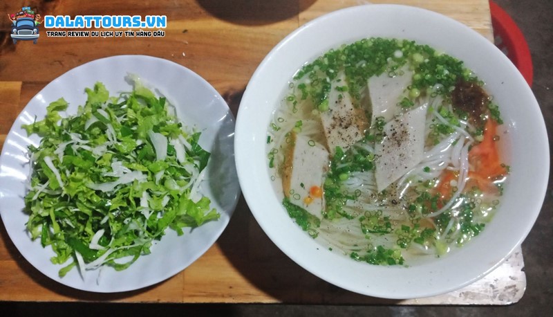 Bánh canh Bà Hường ở Chợ Lầu Đà Lạt