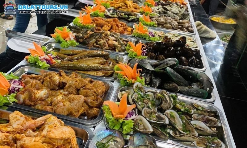 Thực đơn hấp dẫn đầy đủ món buffet