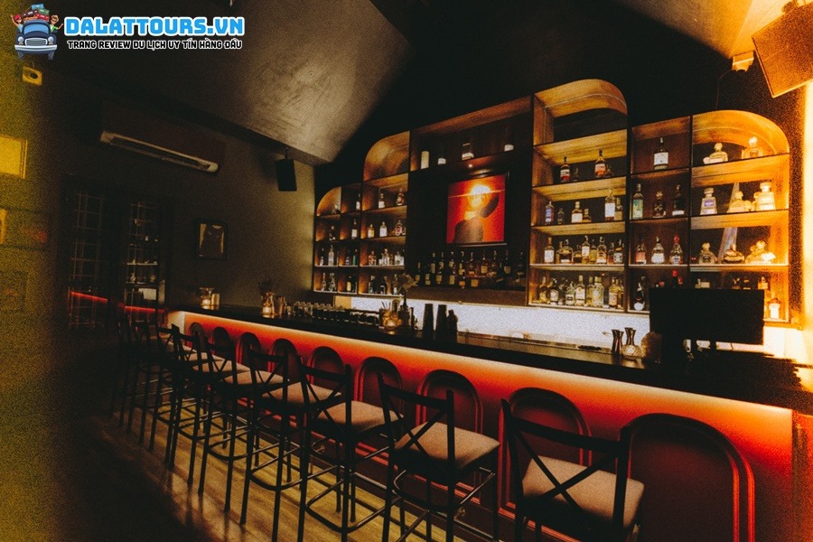 Không gian ấm cúng tại 9Luv Cocktail Bar