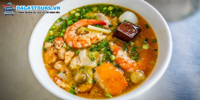 Menu bánh canh quán Xuân An Đà Lạt