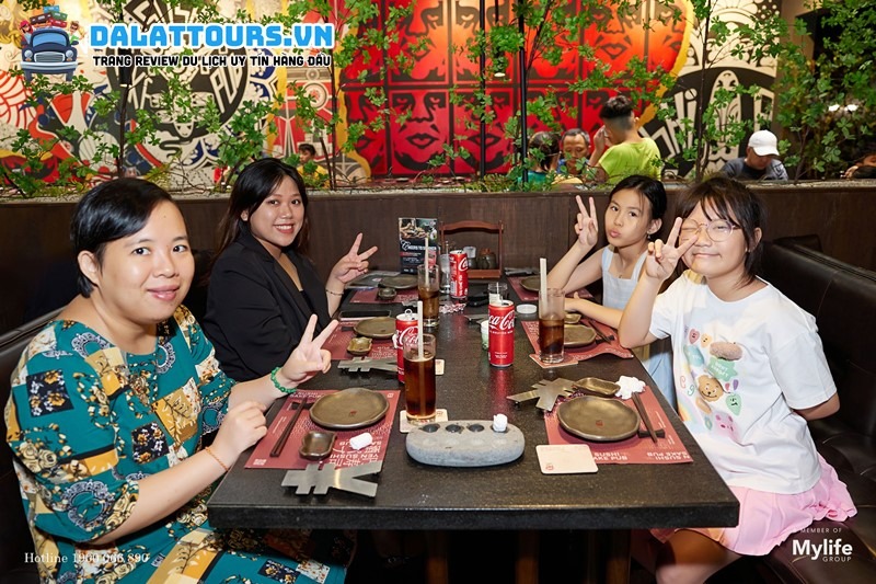 Quây quần gia đình tại Yen Sushi & Sake Pub