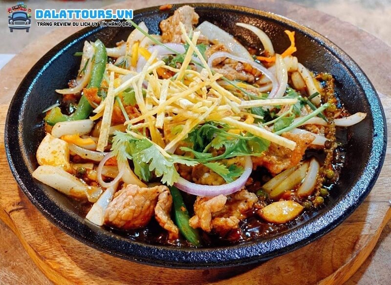 Menu đa dạng tại Lẩu Bò Nồi Đất Cậu Ốc