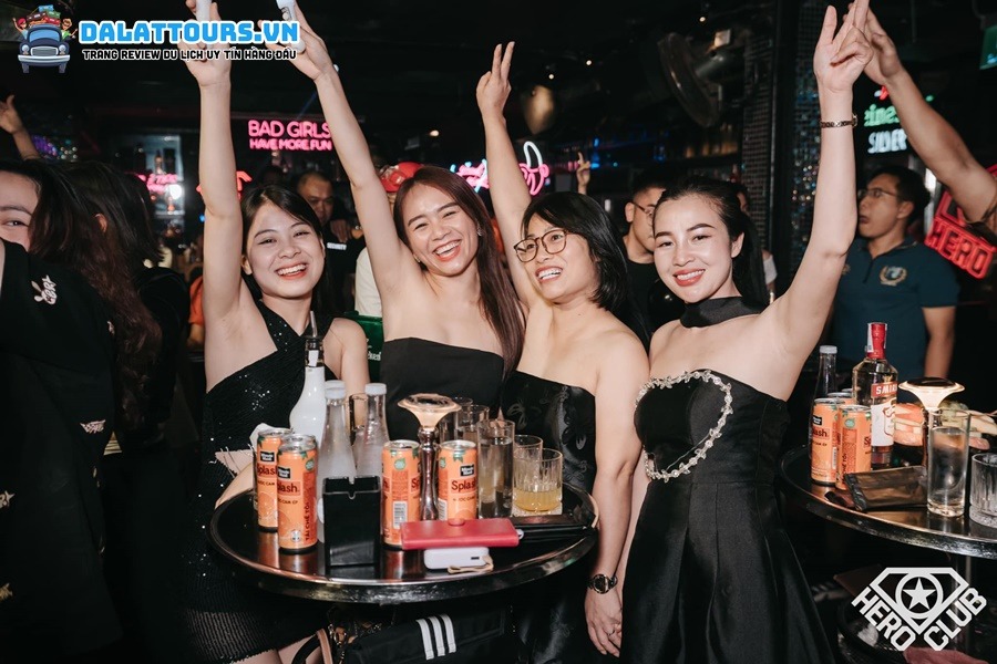 Tụ tập bạn bè tại Hero Club