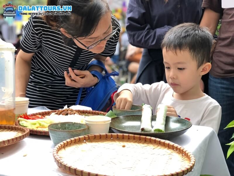 Không gian ăn uống tại quán Thiên Trà Đạo