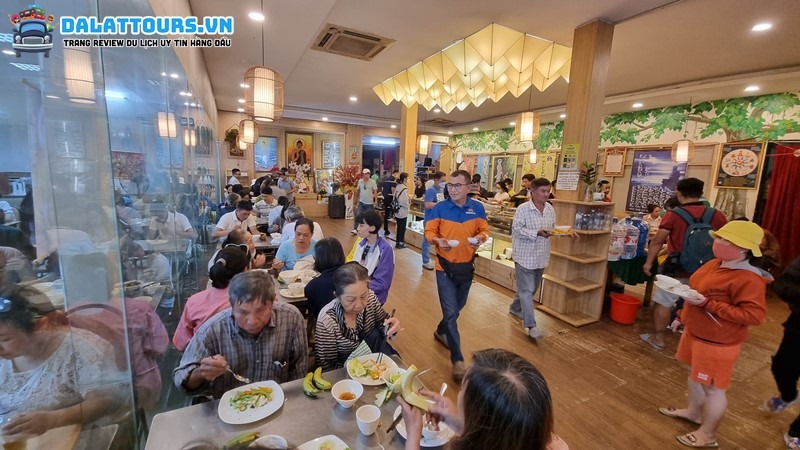 Thưởng thức buffet chay tại quán Mãn Tự Vegan