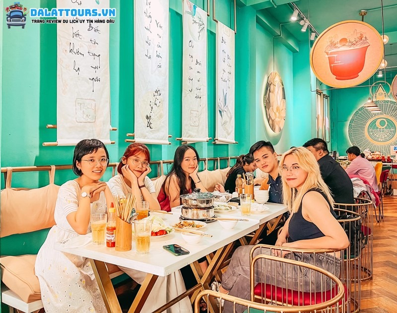 Tụ tập bạn bè tại nhà hàng chay Thanh Lạc