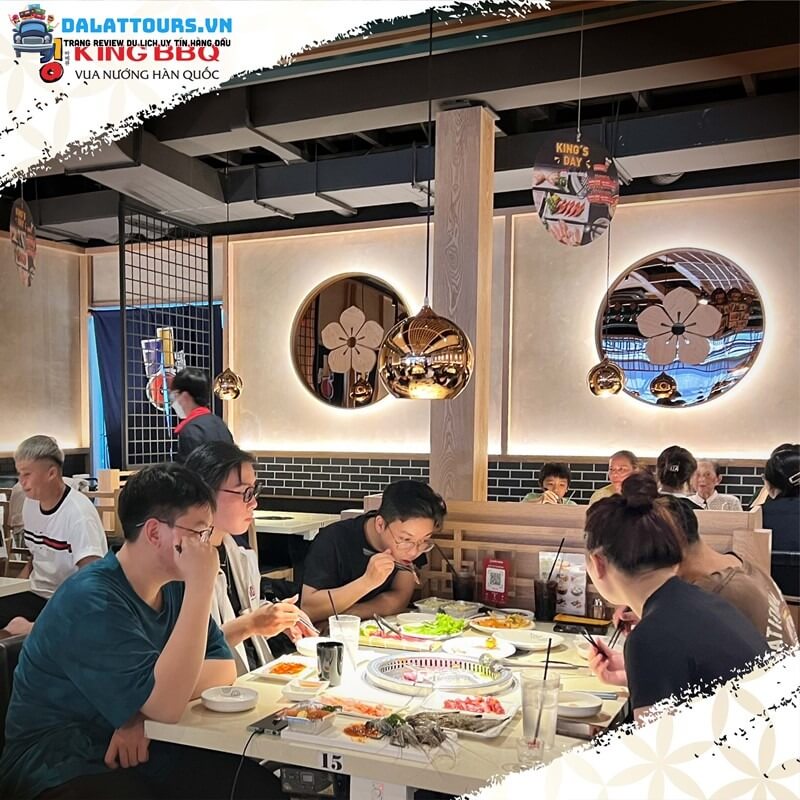 Khách hàng thưởng thức buffet tại King BBQ 