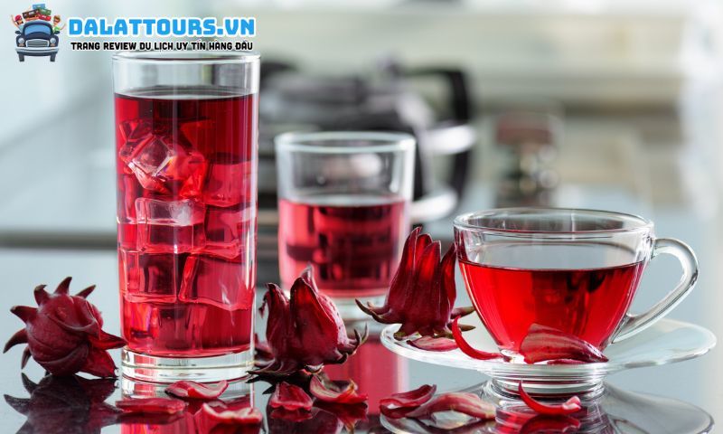 Uống trà atiso đỏ Hoa Lâm